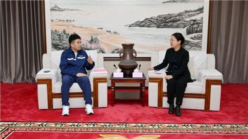 钦州市市委书记钟畅姿会见球盟会股份董事长、总裁邓伟明一行